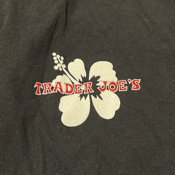 TRADER JOES BLACK T SHIRT - Picture 2 of 4